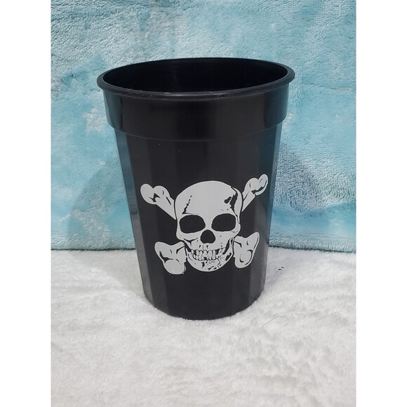 10 oz Plastic Skull And Cross Bones Halloween Cup - Picture 1 of 4